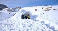 Construction d'igloo en neige
